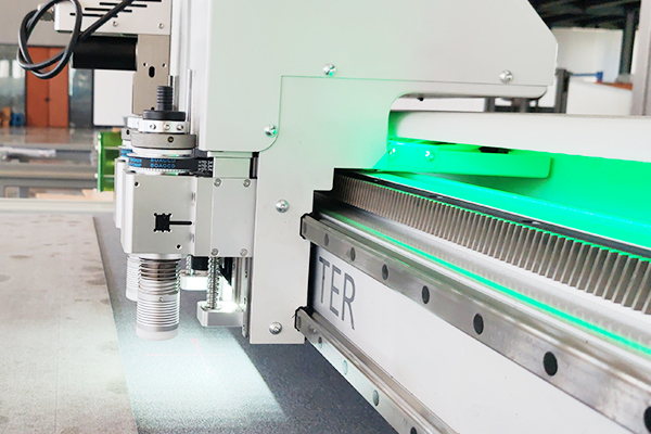 得馬高速裁切機側(cè)面